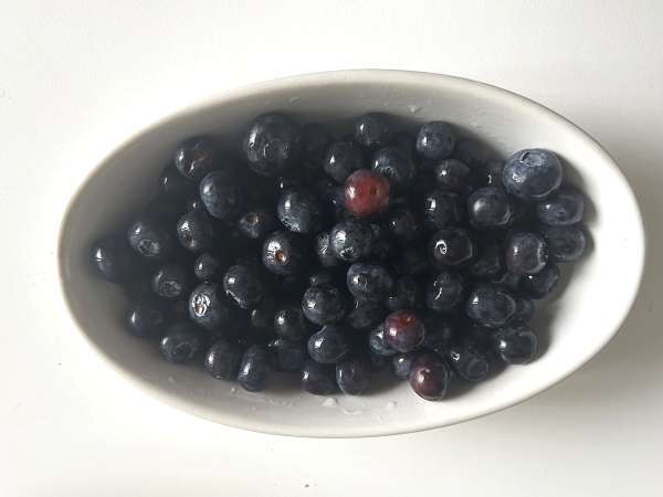 Crumble di mirtilli e mandorle: ricetta facile del dolce croccante e succoso con frutti rossi - Preparazione tappa 1