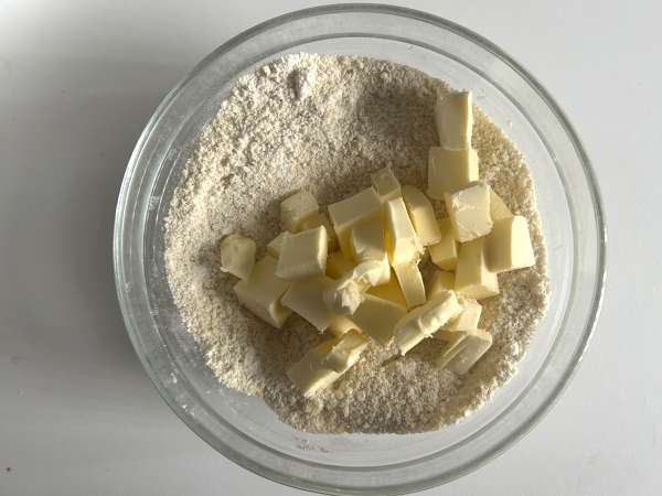 Crumble di mirtilli e mandorle: ricetta facile del dolce croccante e succoso con frutti rossi - Preparazione tappa 2