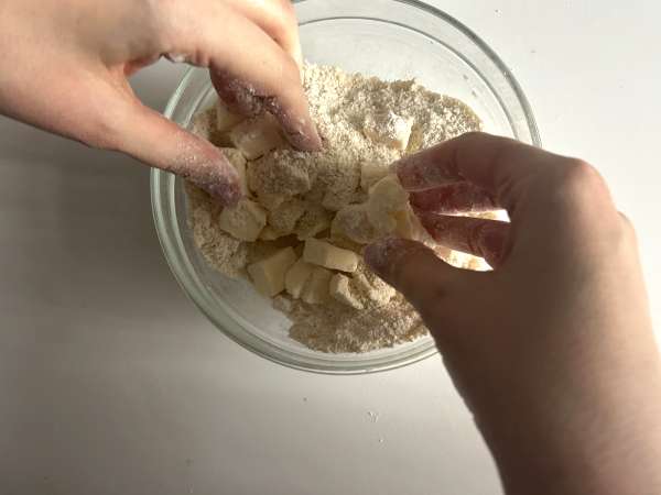 Crumble di mirtilli e mandorle: ricetta facile del dolce croccante e succoso con frutti rossi - Preparazione tappa 3