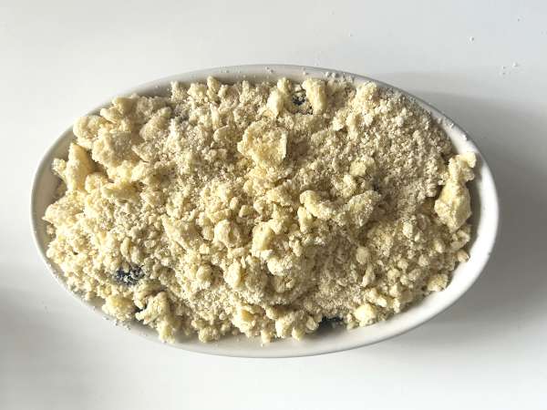 Crumble di mirtilli e mandorle: ricetta facile del dolce croccante e succoso con frutti rossi - Preparazione tappa 4