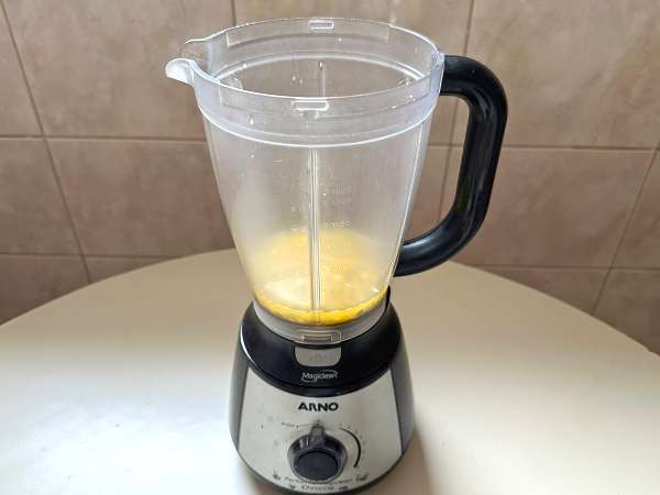 Caipirinha batida al frutto della passione: la versione cremosa del celebre cocktail brasiliano - Preparazione tappa 1