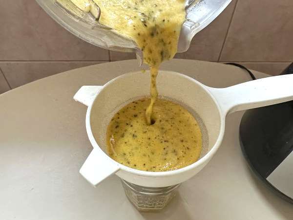 Caipirinha batida al frutto della passione: la versione cremosa del celebre cocktail brasiliano - Preparazione tappa 2