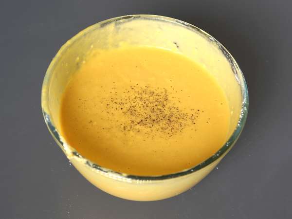 Brownie salato con zucca, prosciutto e feta: la ricetta facile per riciclare la zuppa di zucca - Preparazione tappa 1