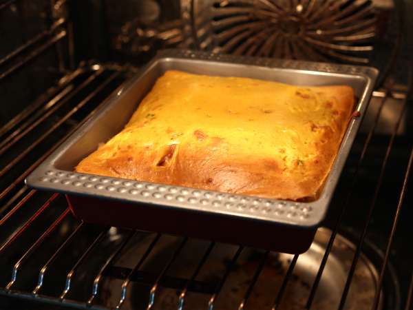Brownie salato con zucca, prosciutto e feta: la ricetta facile per riciclare la zuppa di zucca - Preparazione tappa 4