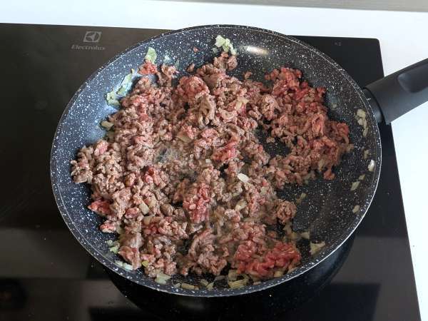 Panini burger in friggitrice ad aria: ottimi per una cena veloce e sfiziosa - Preparazione tappa 1