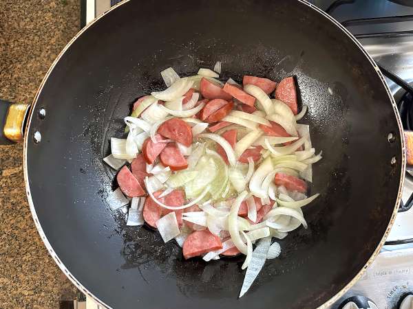 Farofa con salsiccia piccante, uovo e carota: ricetta brasiliana facile e veloce - Preparazione tappa 1