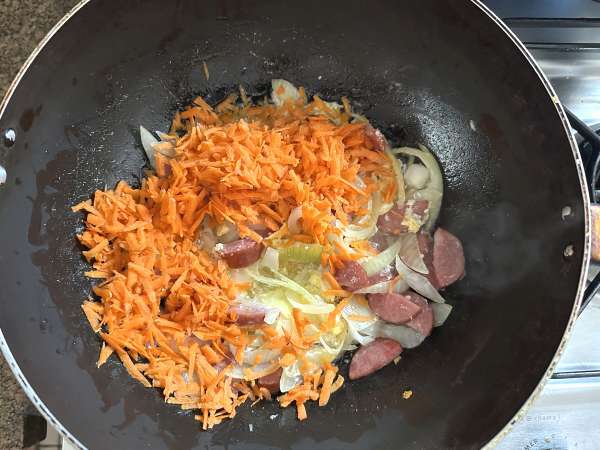 Farofa con salsiccia piccante, uovo e carota: ricetta brasiliana facile e veloce - Preparazione tappa 2