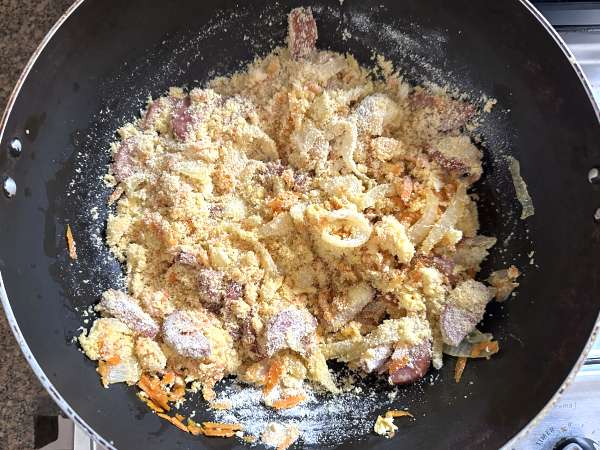 Farofa con salsiccia piccante, uovo e carota: ricetta brasiliana facile e veloce - Preparazione tappa 3