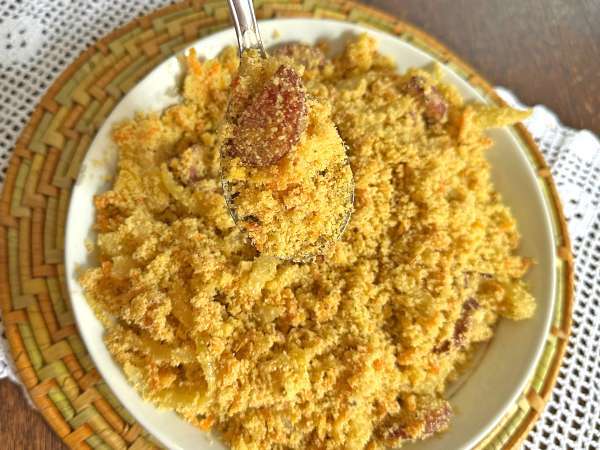 Farofa con salsiccia piccante, uovo e carota: ricetta brasiliana facile e veloce - Preparazione tappa 4