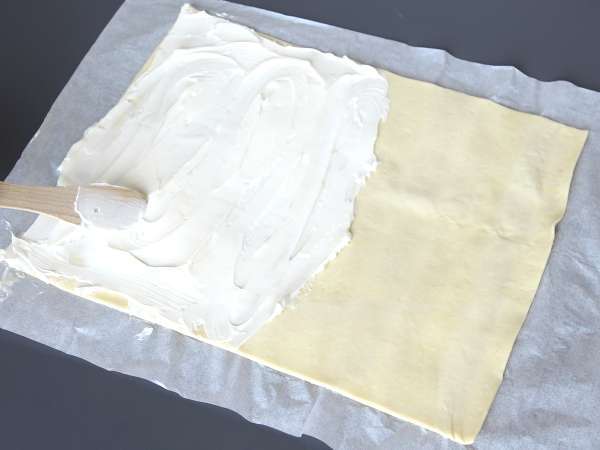 Torcetti di pasta sfoglia al formaggio in friggitrice ad aria: ricetta facile e veloci - Preparazione tappa 1