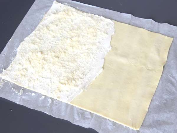 Torcetti di pasta sfoglia al formaggio in friggitrice ad aria: ricetta facile e veloci - Preparazione tappa 2