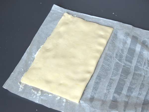 Torcetti di pasta sfoglia al formaggio in friggitrice ad aria: ricetta facile e veloci - Preparazione tappa 3