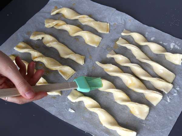 Torcetti di pasta sfoglia al formaggio in friggitrice ad aria: ricetta facile e veloci - Preparazione tappa 5