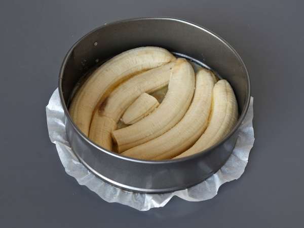Torta rovesciata alle banane extra fondente soffice e caramellata - Preparazione tappa 2