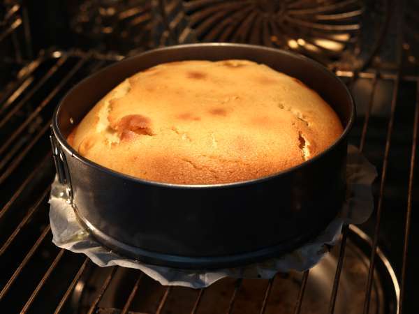 Torta rovesciata alle banane extra fondente soffice e caramellata - Preparazione tappa 8