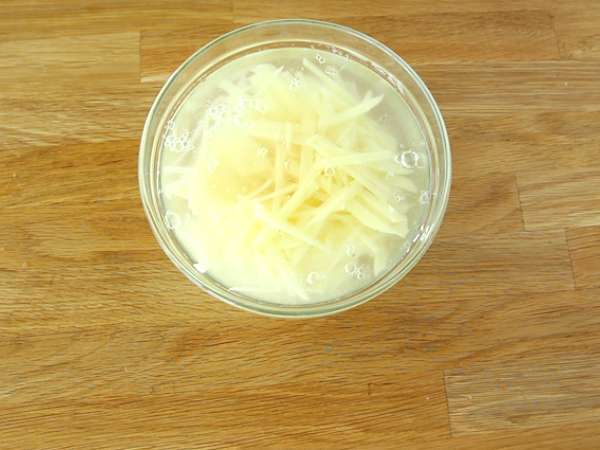 Patatine a fiammifero con la friggitrice ad aria: croccanti, leggere e sfiziose - Preparazione tappa 2