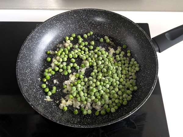 Pasta al forno con piselli e prosciutto cotto cremosa e gratinata - Preparazione tappa 4