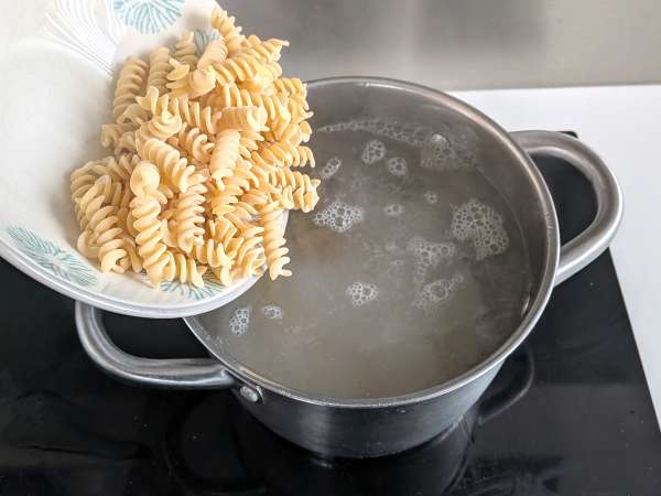 Pasta al forno con piselli e prosciutto cotto cremosa e gratinata - Preparazione tappa 7