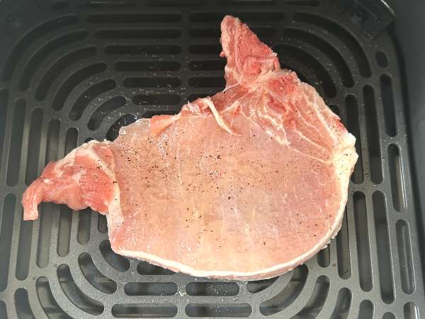 Costata di maiale in friggitrice ad aria: ricetta facile e veloce - Preparazione tappa 2