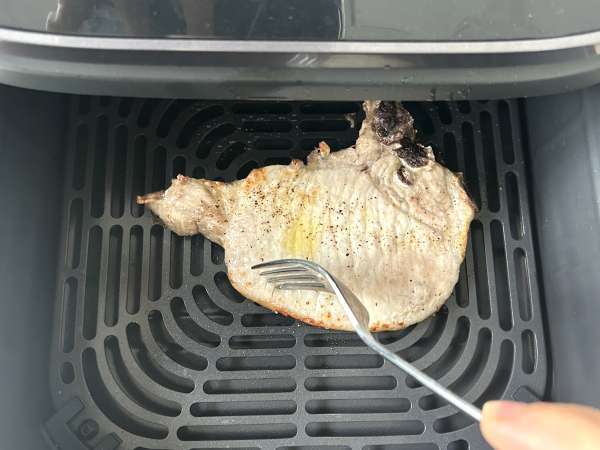 Costata di maiale in friggitrice ad aria: ricetta facile e veloce - Preparazione tappa 3