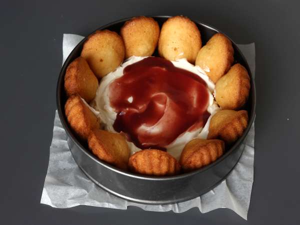 Charlotte ai frutti rossi con madeleine: ricetta facile e scenografica - Preparazione tappa 5