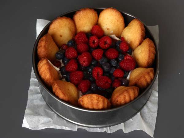 Charlotte ai frutti rossi con madeleine: ricetta facile e scenografica - Preparazione tappa 6