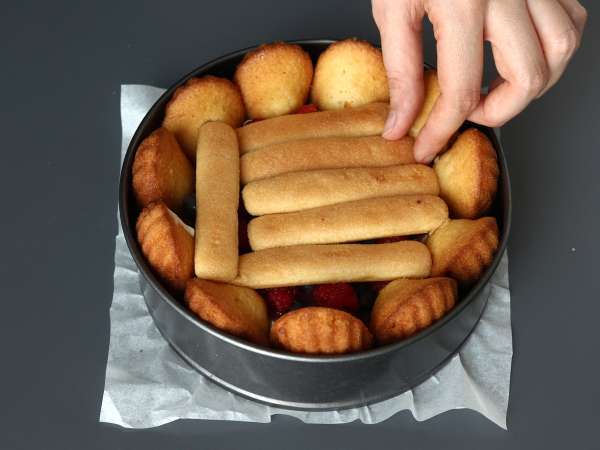 Charlotte ai frutti rossi con madeleine: ricetta facile e scenografica - Preparazione tappa 7