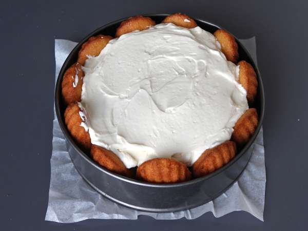 Charlotte ai frutti rossi con madeleine: ricetta facile e scenografica - Preparazione tappa 8