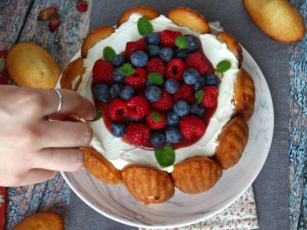 Charlotte ai frutti rossi con madeleine: ricetta facile e scenografica - Preparazione tappa 10