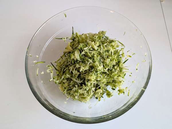 Conchiglioni ripieni ricotta, zucchine e limone: cremosi e gratinati al forno - Preparazione tappa 1