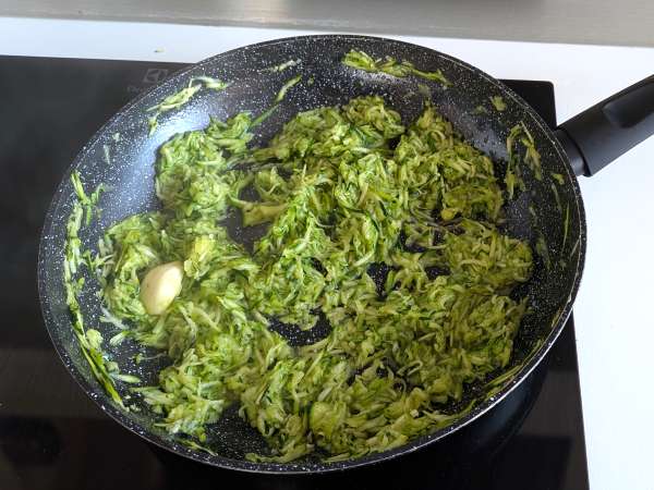 Conchiglioni ripieni ricotta, zucchine e limone: cremosi e gratinati al forno - Preparazione tappa 2