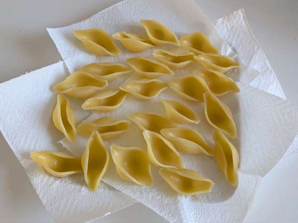 Conchiglioni ripieni ricotta, zucchine e limone: cremosi e gratinati al forno - Preparazione tappa 3