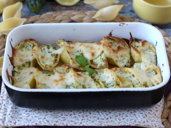 Conchiglioni ripieni ricotta, zucchine e limone: cremosi e gratinati al forno - Preparazione tappa 9