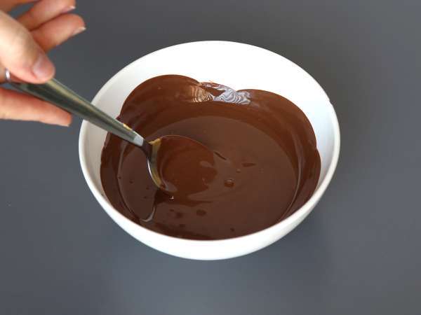 Nidi di Pasqua al cioccolato con cornflakes croccanti - Preparazione tappa 1