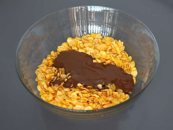 Nidi di Pasqua al cioccolato con cornflakes croccanti - Preparazione tappa 2
