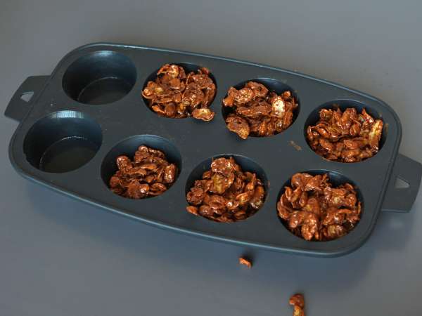 Nidi di Pasqua al cioccolato con cornflakes croccanti - Preparazione tappa 3