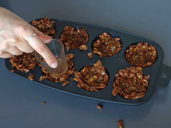 Nidi di Pasqua al cioccolato con cornflakes croccanti - Preparazione tappa 4