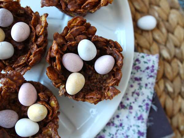 Nidi di Pasqua al cioccolato con cornflakes croccanti - Preparazione tappa 5