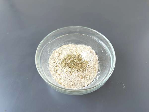 Grissini al rosmarino fatti in casa: croccanti e facili da preparare - Preparazione tappa 1