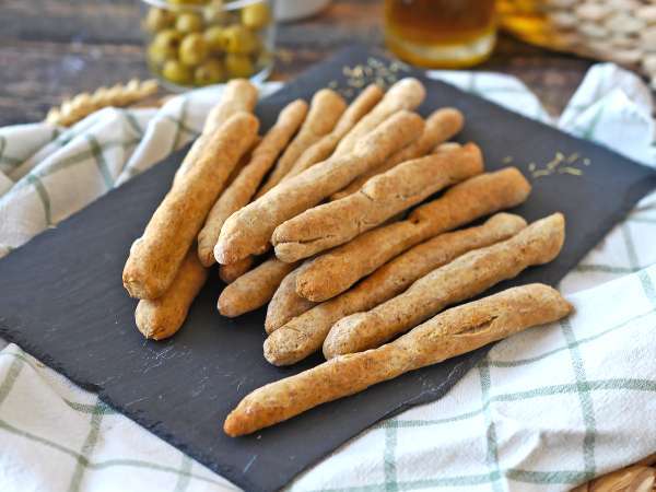 Grissini al rosmarino fatti in casa: croccanti e facili da preparare - Preparazione tappa 7