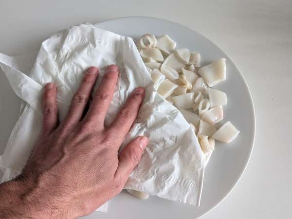 Anelli di calamari in friggitrice ad aria croccanti e leggeri - Preparazione tappa 1