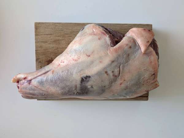 Cosciotto d’agnello al forno a cottura lenta: ricetta facile e super tenera - Preparazione tappa 1