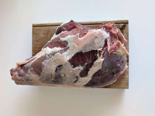 Cosciotto d’agnello al forno a cottura lenta: ricetta facile e super tenera - Preparazione tappa 2