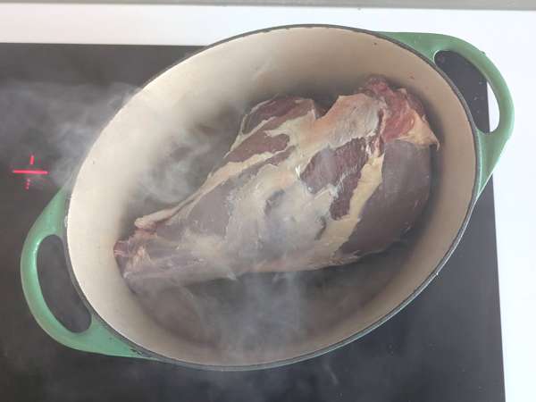 Cosciotto d’agnello al forno a cottura lenta: ricetta facile e super tenera - Preparazione tappa 3