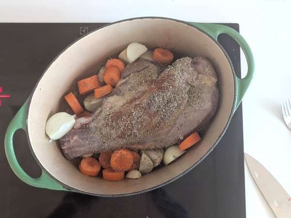 Cosciotto d’agnello al forno a cottura lenta: ricetta facile e super tenera - Preparazione tappa 4