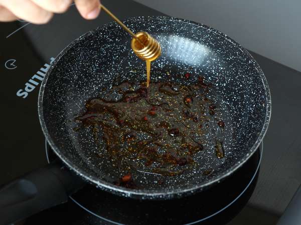 Uova fritte con miele e mozzarella: colazione veloce, agrodolce e leggermente piccante - Preparazione tappa 1