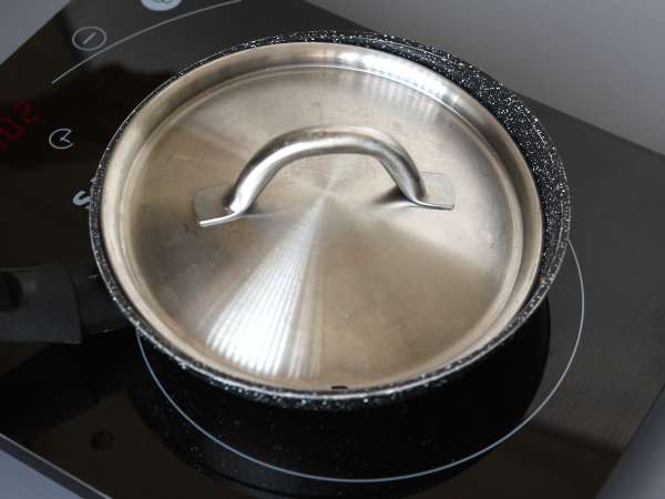 Uova fritte con miele e mozzarella: colazione veloce, agrodolce e leggermente piccante - Preparazione tappa 3