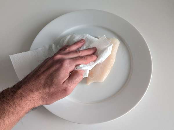 Merluzzo in friggitrice ad aria con pomodorini, olive e limone: ricetta leggera e veloce - Preparazione tappa 1