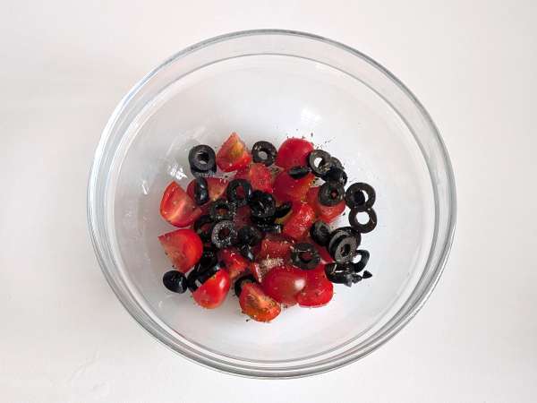 Merluzzo in friggitrice ad aria con pomodorini, olive e limone: ricetta leggera e veloce - Preparazione tappa 2