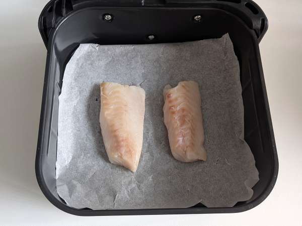 Merluzzo in friggitrice ad aria con pomodorini, olive e limone: ricetta leggera e veloce - Preparazione tappa 3